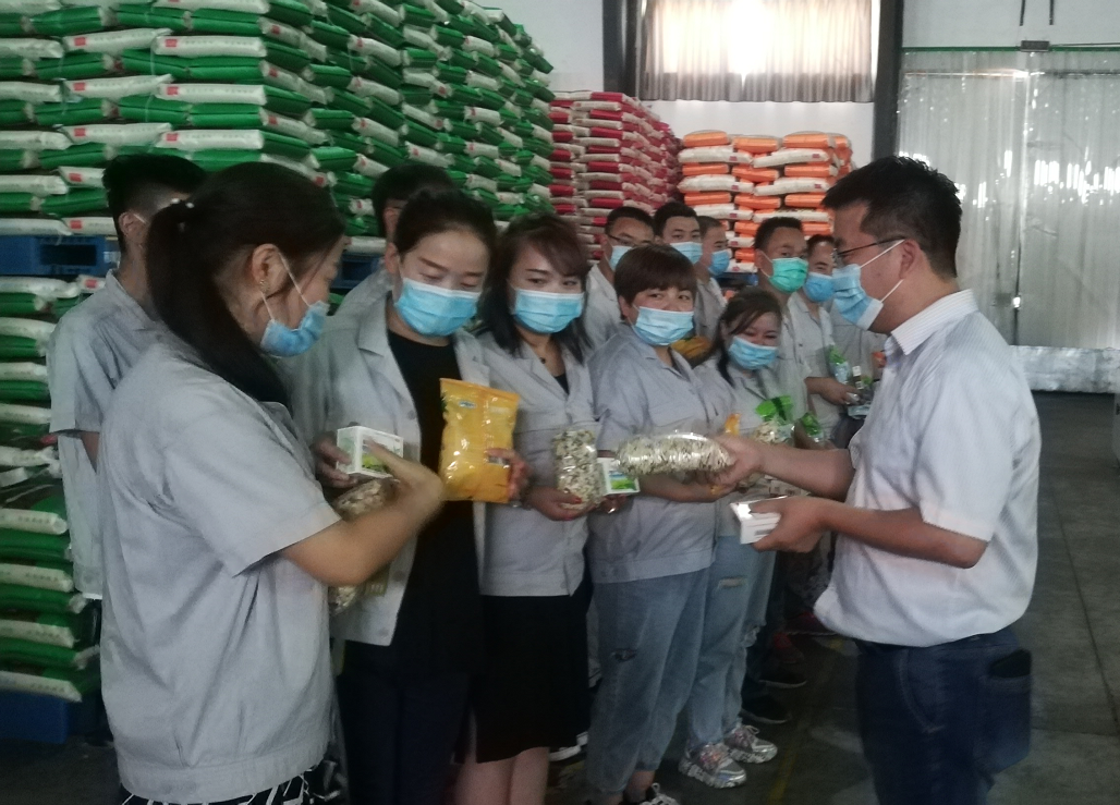 西瑞米業公司為一線員工送清涼