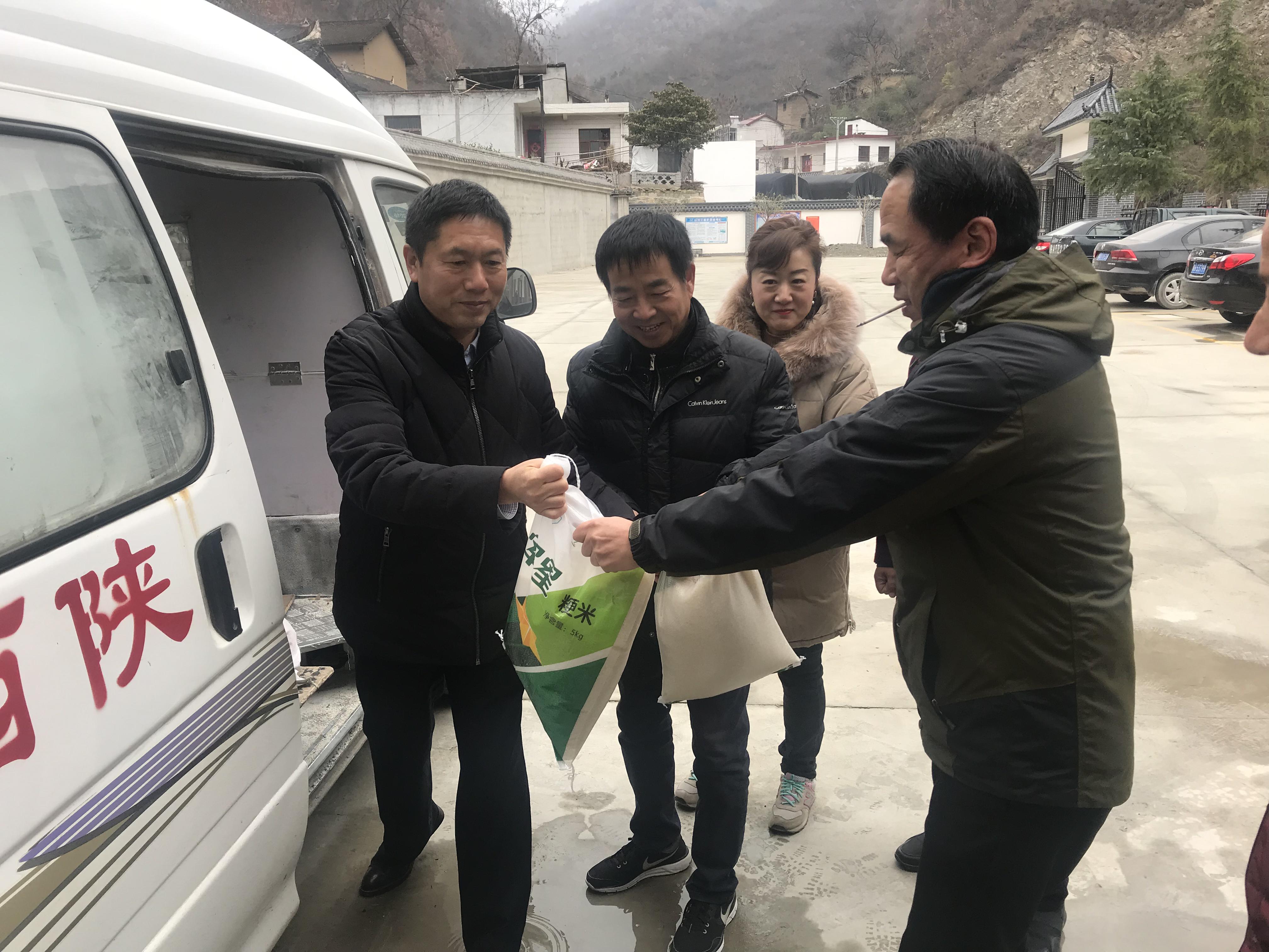 油脂集團(tuán)赴幫扶村開展愛心捐贈慰問活動