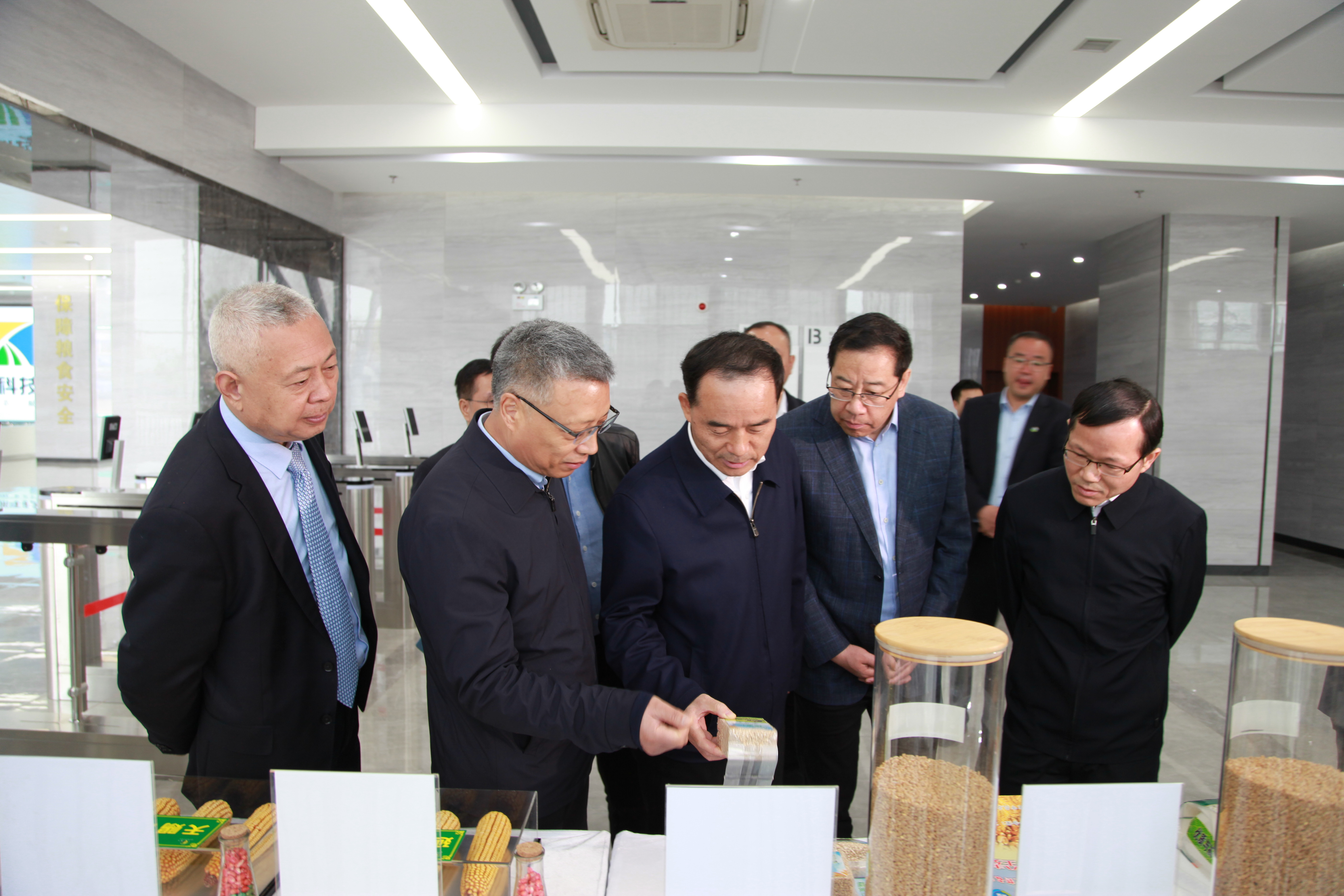 省國資委黨委書記任國、楊凌示范區(qū)黨工委書記黃思光到楊凌科技集團(tuán)調(diào)研指導(dǎo)工作