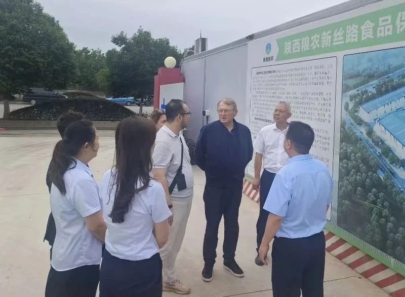 中俄友好、和平與發展委員會俄方主席鮑里斯·季托夫一行赴糧農新絲路食品保稅加工中心項目調研